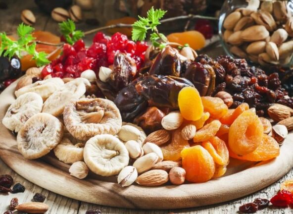 Hazelnuts and dried fruits